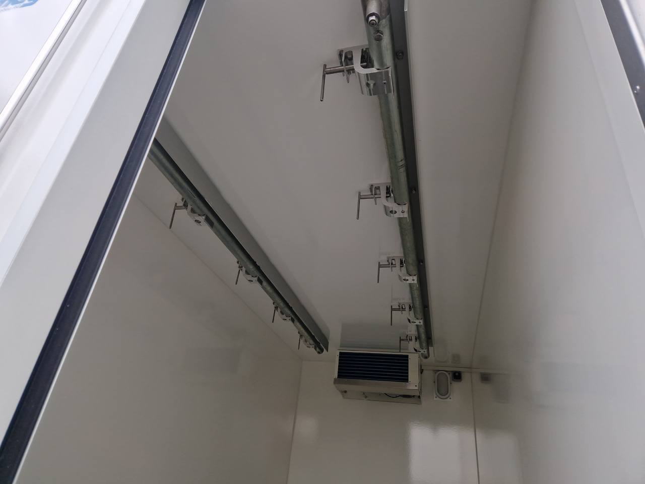 Tiefkühlanhänger AZK 3534/156 336x146x220cm Rohrbahnen Govi Kälteaggregat 3500kg - Refrižeratorius priekaba: foto 2 Tiefkühlanhänger AZK 3534/156 336x146x220cm Rohrbahnen Govi Kälteaggregat 3500kg - Refrižeratorius priekaba: foto 2