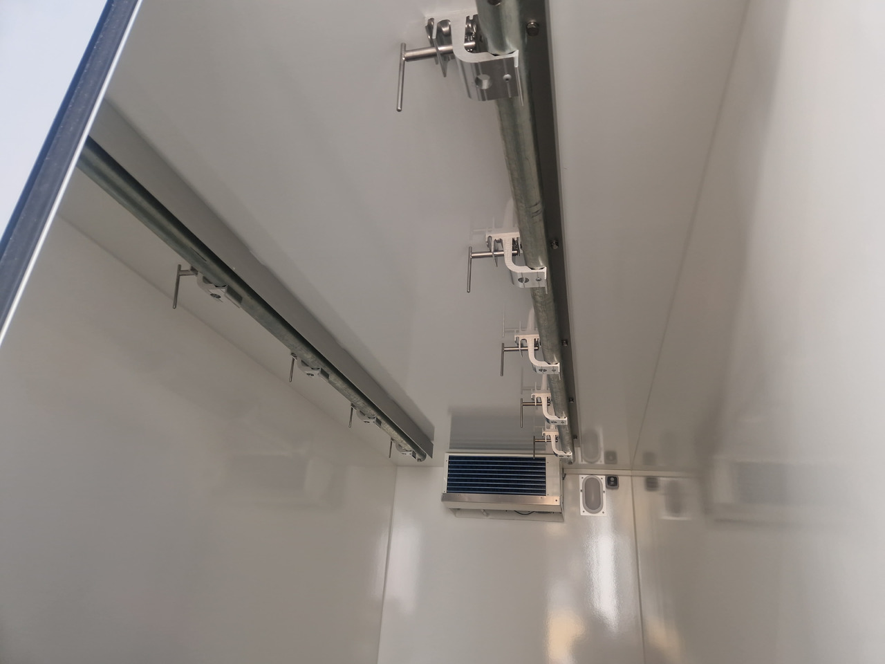 Tiefkühlanhänger AZK 3534/156 336x146x220cm Rohrbahnen Govi Kälteaggregat 3500kg - Refrižeratorius priekaba: foto 3 Tiefkühlanhänger AZK 3534/156 336x146x220cm Rohrbahnen Govi Kälteaggregat 3500kg - Refrižeratorius priekaba: foto 3