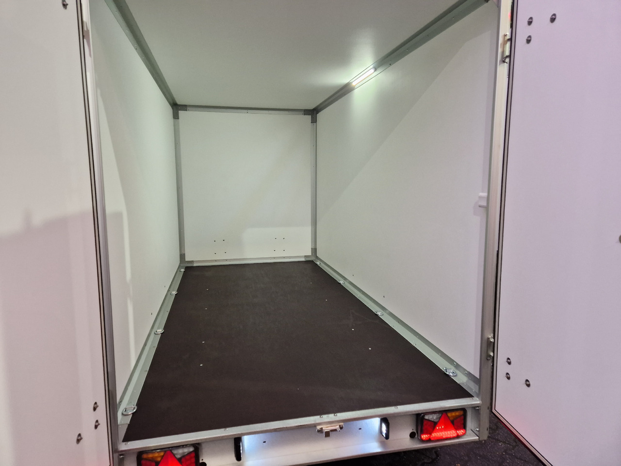 Variant 2517 C4 Edition black 346x168x188cm Alufelgen 2500kg 100 km/H - Furgonas priekaba: foto 4 Variant 2517 C4 Edition black 346x168x188cm Alufelgen 2500kg 100 km/H - Furgonas priekaba: foto 4
