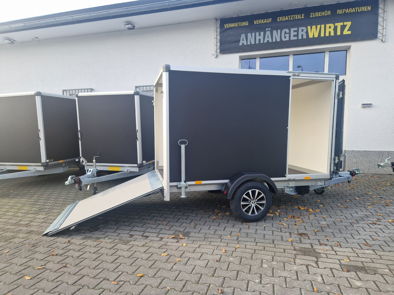Variant C1315 C2 Edition black 258x148x157cm Aluf. Heckrampe Seitentür 1350kg 100 km/H black deal - Motociklo priekaba: foto 1 Variant C1315 C2 Edition black 258x148x157cm Aluf. Heckrampe Seitentür 1350kg 100 km/H black deal - Motociklo priekaba: foto 1