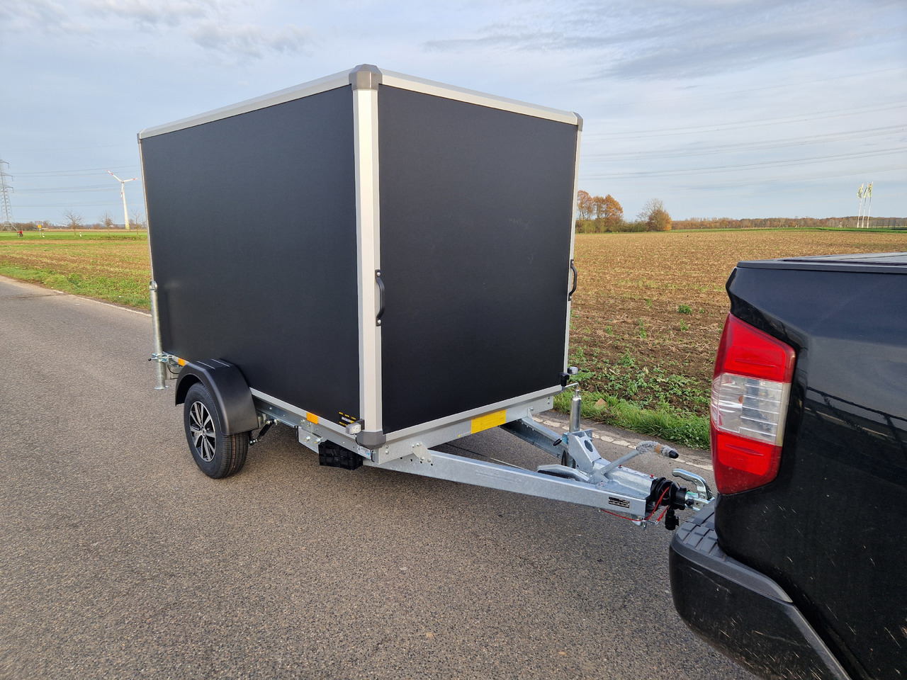 Variant C1315 C2 Edition black 258x148x157cm Alufelgen darkline 1350kg 100km/H 2024 black deal - Furgonas priekaba: foto 3 Variant C1315 C2 Edition black 258x148x157cm Alufelgen darkline 1350kg 100km/H 2024 black deal - Furgonas priekaba: foto 3