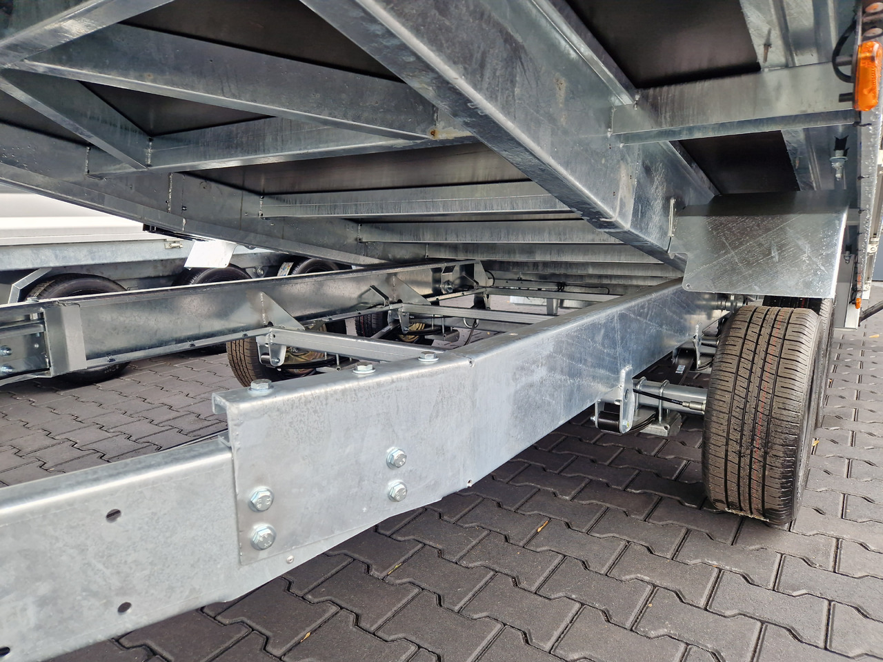 Variant Maschinentransporter 3552 UX Maxi Load 520x210x30cm Tandem Parabelfederung LED 3500kg - Priekaba spec technikai: foto 5 Variant Maschinentransporter 3552 UX Maxi Load 520x210x30cm Tandem Parabelfederung LED 3500kg - Priekaba spec technikai: foto 5
