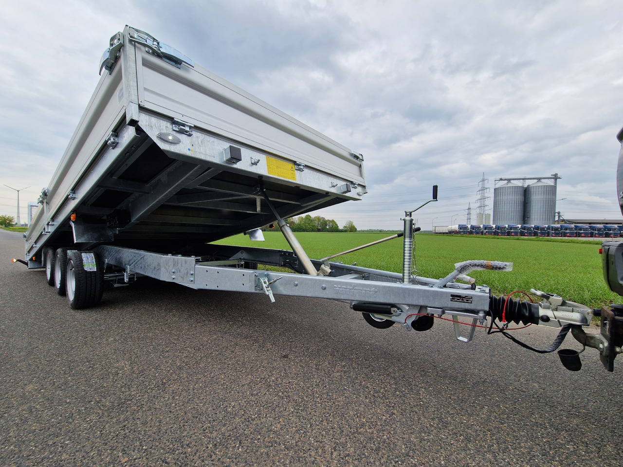 Variant Maschinentransporter 3553 UX Maxi Load LED Tridem Parabelfeder 3500kg Modell 2024 - Savivartis priekaba: foto 2 Variant Maschinentransporter 3553 UX Maxi Load LED Tridem Parabelfeder 3500kg Modell 2024 - Savivartis priekaba: foto 2