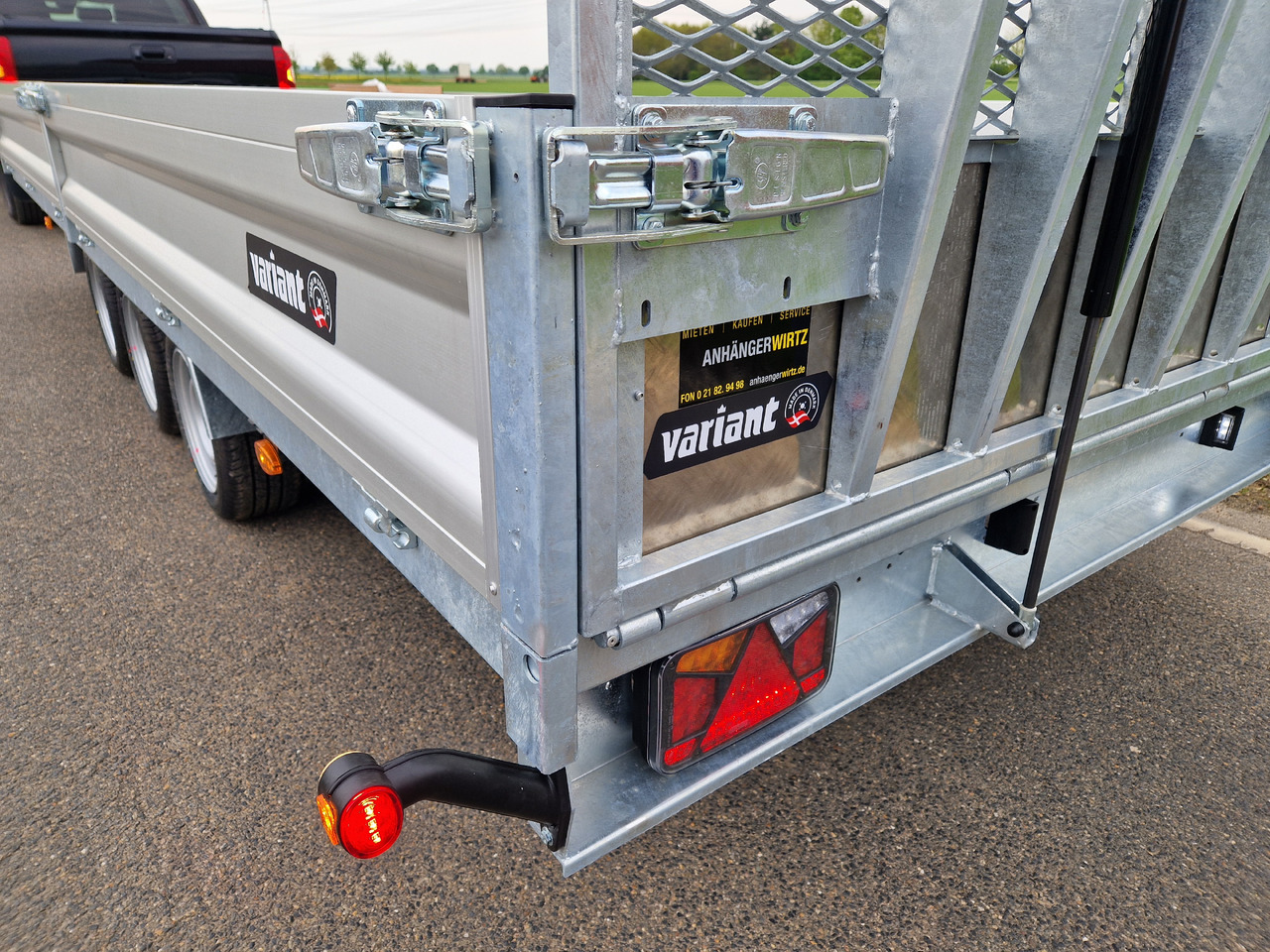Variant Maschinentransporter 3553 UX Maxi Load LED Tridem Parabelfeder 3500kg Modell 2024 - Savivartis priekaba: foto 4 Variant Maschinentransporter 3553 UX Maxi Load LED Tridem Parabelfeder 3500kg Modell 2024 - Savivartis priekaba: foto 4