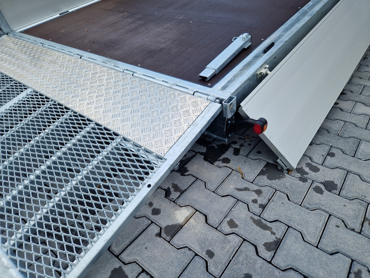 Variant Maschinentransporter 3563 UX Maxi Load 620x210x30cm LED Tridem Parabel black 3500kg - Priekaba spec technikai: foto 4 Variant Maschinentransporter 3563 UX Maxi Load 620x210x30cm LED Tridem Parabel black 3500kg - Priekaba spec technikai: foto 4