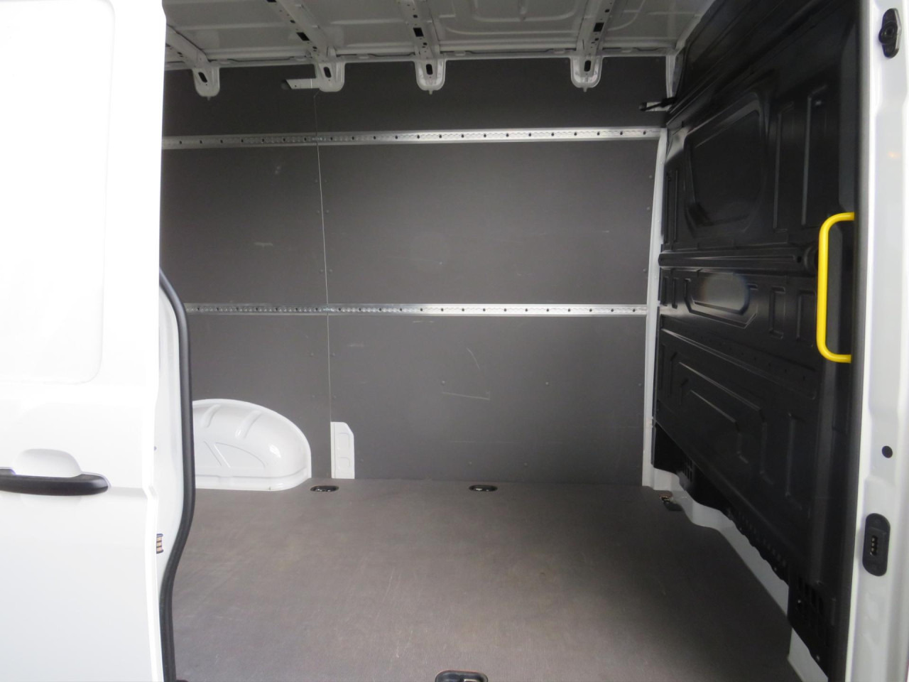 VOLKSWAGEN Crafter 35 L3H3 Kasten Klima ZV - Krovininis mikroautobusas: foto 5 VOLKSWAGEN Crafter 35 L3H3 Kasten Klima ZV - Krovininis mikroautobusas: foto 5