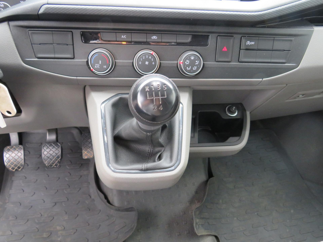 VOLKSWAGEN T6.1 Transporter 2.0 TDI Kasten Klima ZV - Mažas furgonas: foto 5 VOLKSWAGEN T6.1 Transporter 2.0 TDI Kasten Klima ZV - Mažas furgonas: foto 5