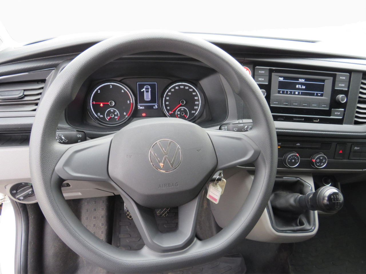 VOLKSWAGEN T6.1 Transporter 2.0 TDI Kasten Klima ZV - Mažas furgonas: foto 2 VOLKSWAGEN T6.1 Transporter 2.0 TDI Kasten Klima ZV - Mažas furgonas: foto 2