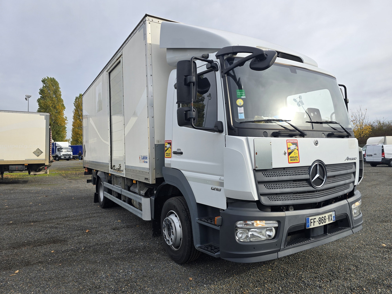 MERCEDES-BENZ Atego 1218 - Box - LIFT - SIDE DOOR - ADR - Furgonas sunkvežimis: foto 2 MERCEDES-BENZ Atego 1218 - Box - LIFT - SIDE DOOR - ADR - Furgonas sunkvežimis: foto 2