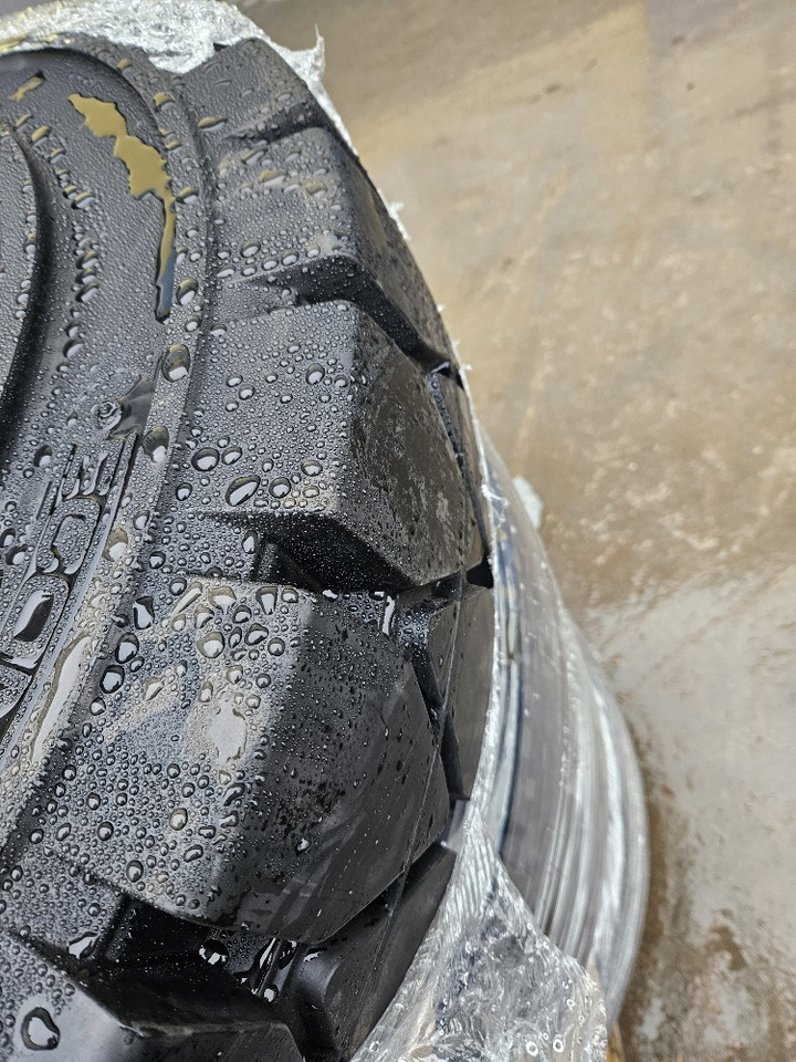 SOLID tires - Ratas - Ratinis ekskavatorius: foto 4 SOLID tires - Ratas - Ratinis ekskavatorius: foto 4