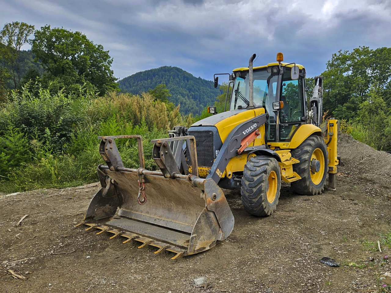 VOLVO BL71 - Ekskavatorius-krautuvas: foto 1 VOLVO BL71 - Ekskavatorius-krautuvas: foto 1