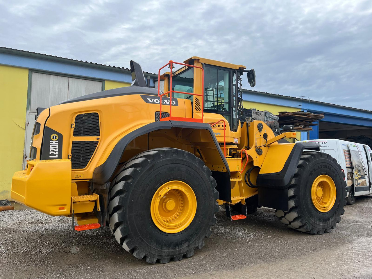 Volvo L220H - Ratinis krautuvas: foto 1 Volvo L220H - Ratinis krautuvas: foto 1