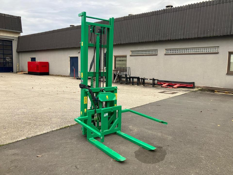 Heckstapler Dreipunkt mit Kistendrehgerät - Šakės: foto 1 Heckstapler Dreipunkt mit Kistendrehgerät - Šakės: foto 1