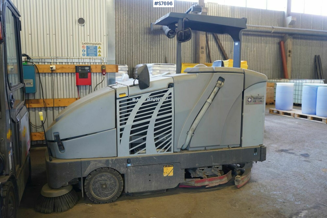 Cleaning machine Nilfisk CR1200 rep.object - Gatvių šlavimo mašina: foto 1 Cleaning machine Nilfisk CR1200 rep.object - Gatvių šlavimo mašina: foto 1
