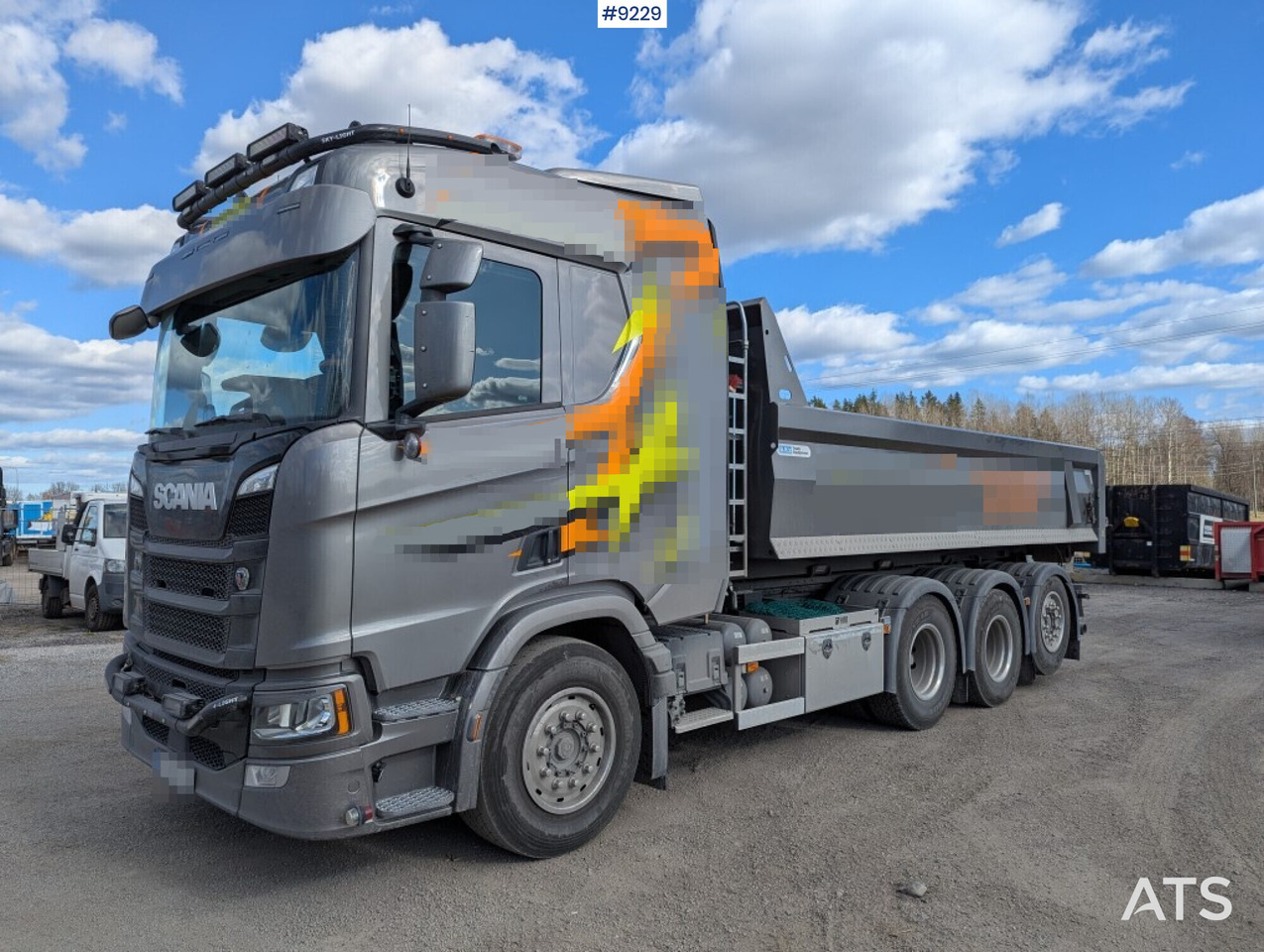 Lastväxlare Scania R560B8X4*4NB med grusflak - Hook-lift sunkvežimis: foto 1 Lastväxlare Scania R560B8X4*4NB med grusflak - Hook-lift sunkvežimis: foto 1