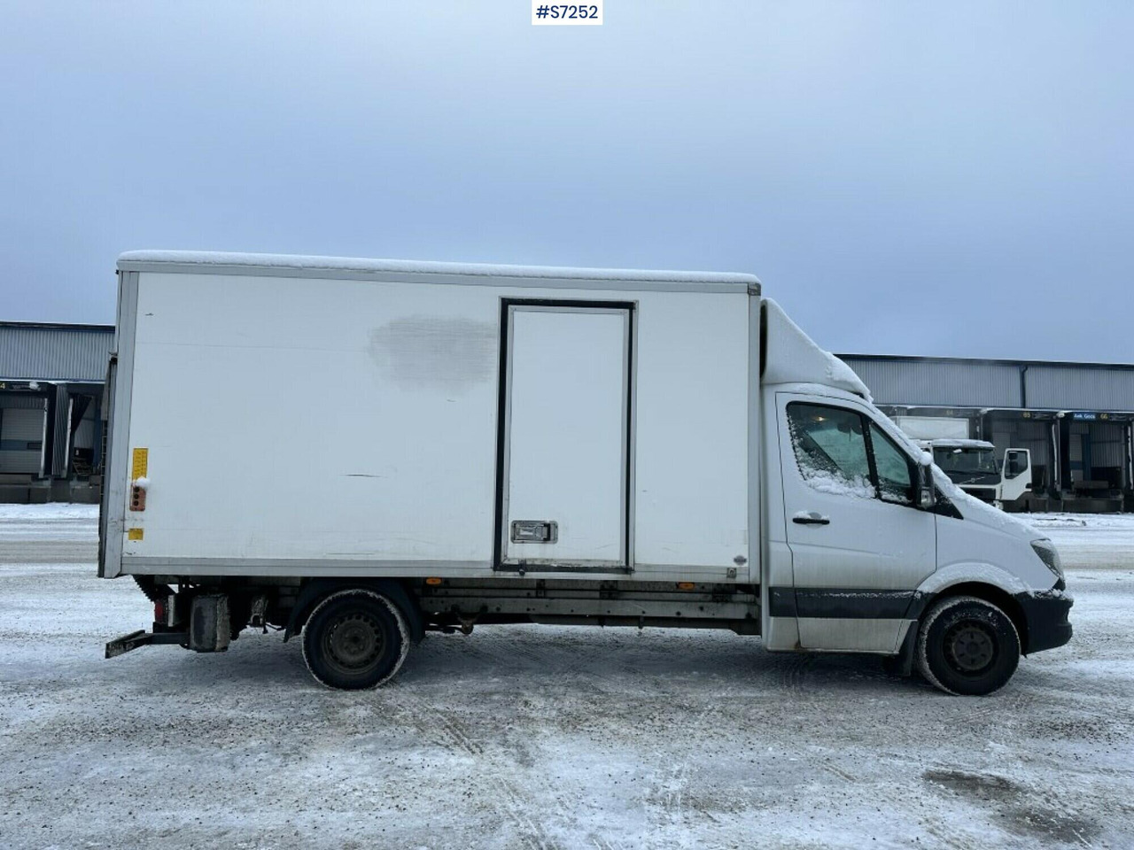Sprinter box truck Mercedes Benz with Tailgate lift - Furgonas su krovinių dėže: foto 1 Sprinter box truck Mercedes Benz with Tailgate lift - Furgonas su krovinių dėže: foto 1