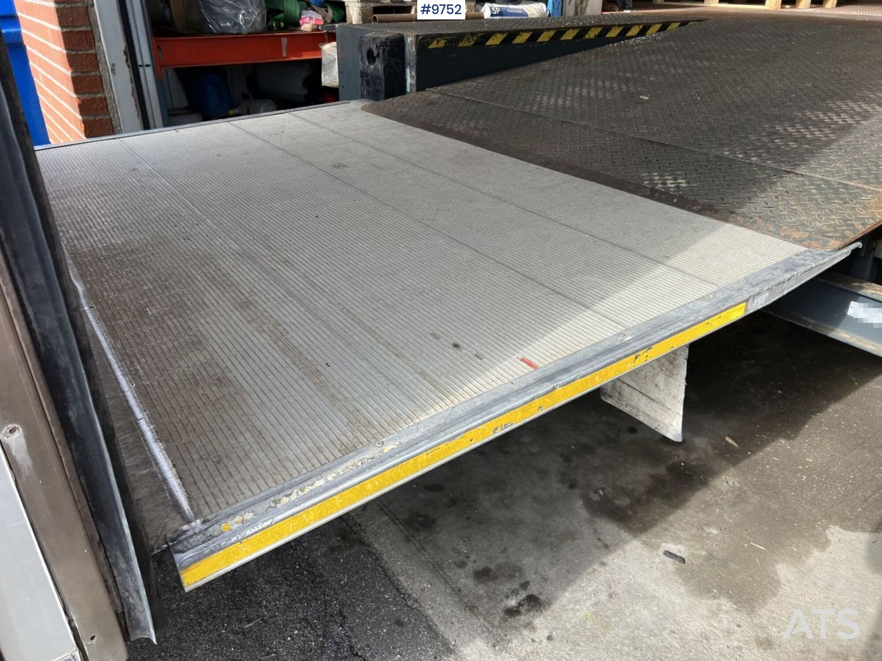 Volkswagen Crafter with tail lift - Furgonas su krovinių dėže: foto 5 Volkswagen Crafter with tail lift - Furgonas su krovinių dėže: foto 5