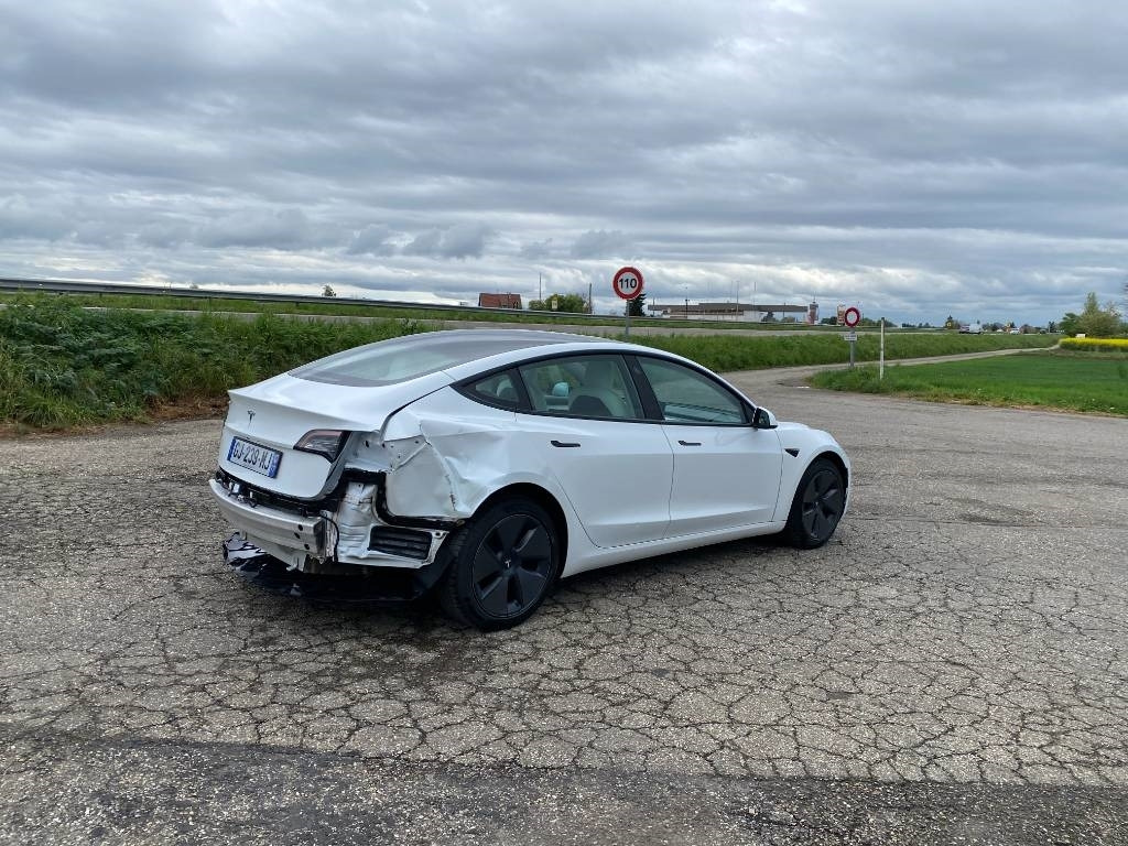 Tesla MODEL 3 5YJ3 - Rwd-Carte Grise Française endommagé - Lengvasis automobilis: foto 4 Tesla MODEL 3 5YJ3 - Rwd-Carte Grise Française endommagé - Lengvasis automobilis: foto 4