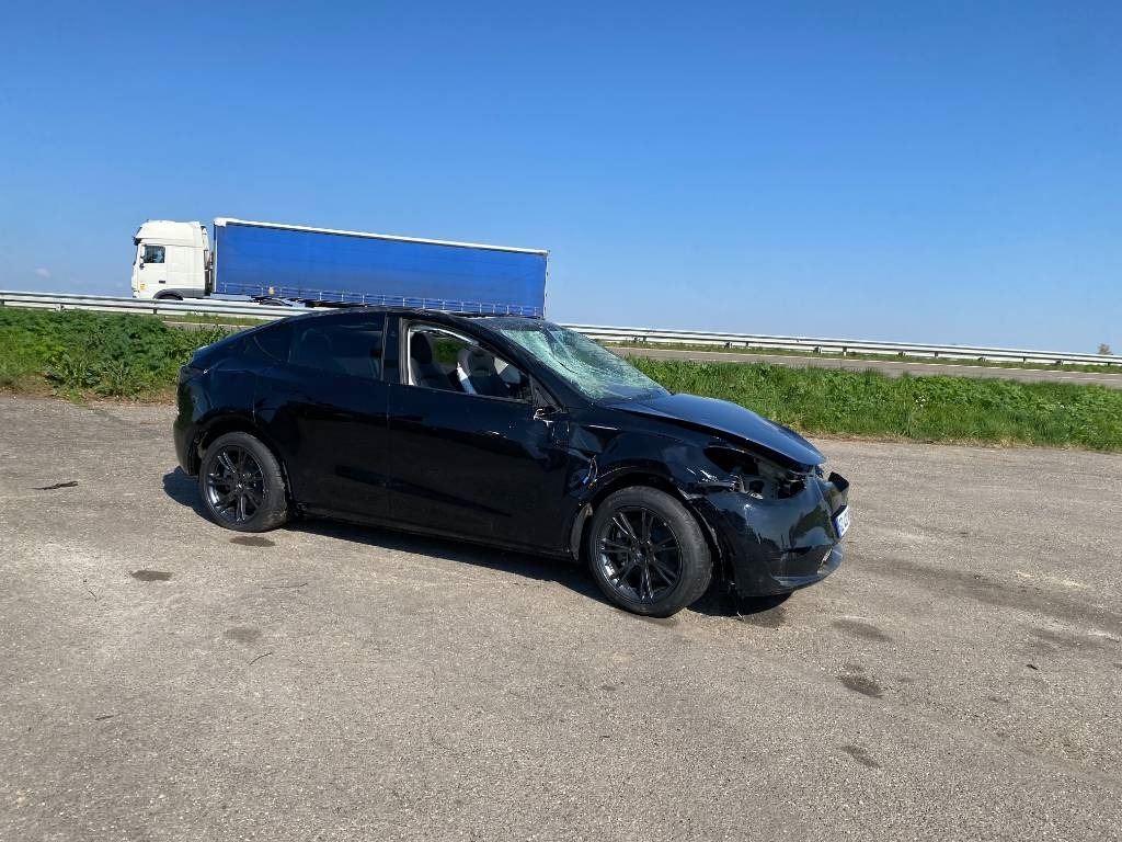 Tesla Model Y RWD/Origine Française endommagée - Sedanas: foto 4 Tesla Model Y RWD/Origine Française endommagée - Sedanas: foto 4