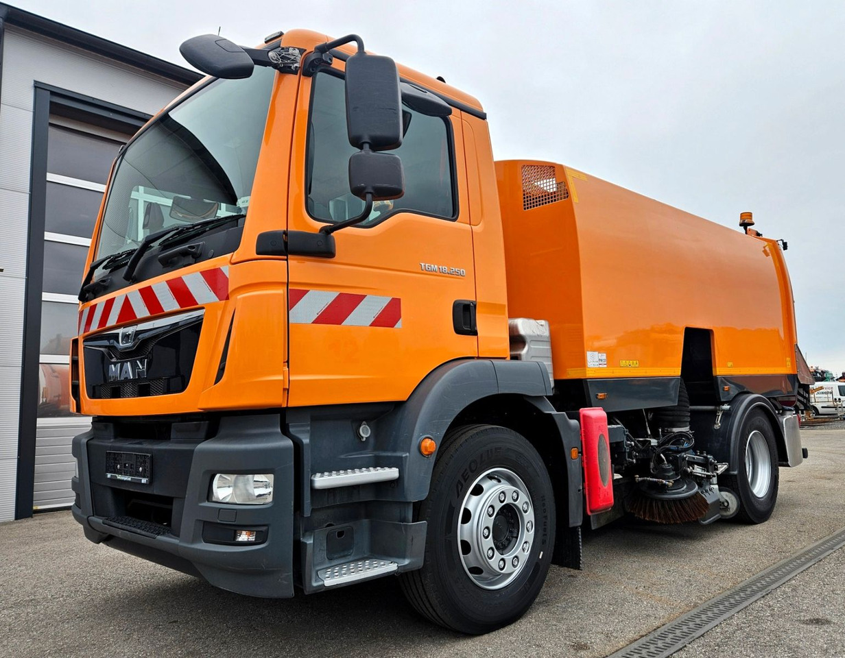 MAN TGM 18.250 Euro6 BROCK SL200 L+R Aufbaumotor - Gatvių šlavimo mašina: foto 1 MAN TGM 18.250 Euro6 BROCK SL200 L+R Aufbaumotor - Gatvių šlavimo mašina: foto 1