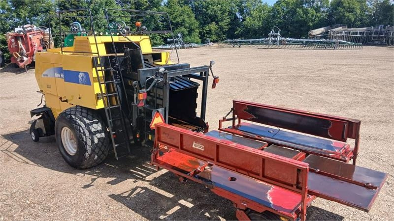 New Holland BB980 BB980 - Stačiakampių ryšulių presas: foto 4 New Holland BB980 BB980 - Stačiakampių ryšulių presas: foto 4