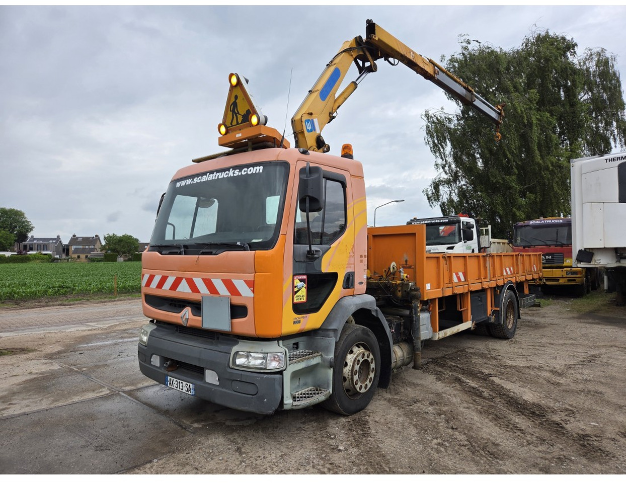 Renault Premium 300 MECHANICAL PUMP OPEN BOX COMPRESSOR CRANE EFFER 140/2S - Platforminis/ Bortinis sunkvežimis, Sunkvežimis su kranu: foto 1 Renault Premium 300 MECHANICAL PUMP OPEN BOX COMPRESSOR CRANE EFFER 140/2S - Platforminis/ Bortinis sunkvežimis, Sunkvežimis su kranu: foto 1