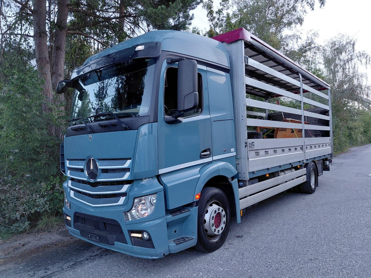 Mercedes-Benz Actros 1836 4x2, E6, Ladebordwand, Fahrschule - Tentinis sunkvežimis: foto 1 Mercedes-Benz Actros 1836 4x2, E6, Ladebordwand, Fahrschule - Tentinis sunkvežimis: foto 1