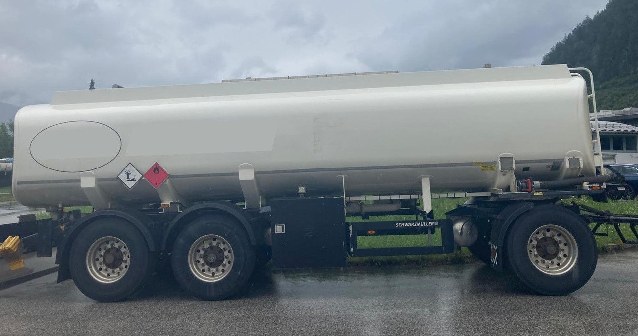 Schwarzmüller TH 3E, 3 Kammern, ADR, Benzin+Diesel, Fuel - Cisterninė priekaba: foto 2 Schwarzmüller TH 3E, 3 Kammern, ADR, Benzin+Diesel, Fuel - Cisterninė priekaba: foto 2