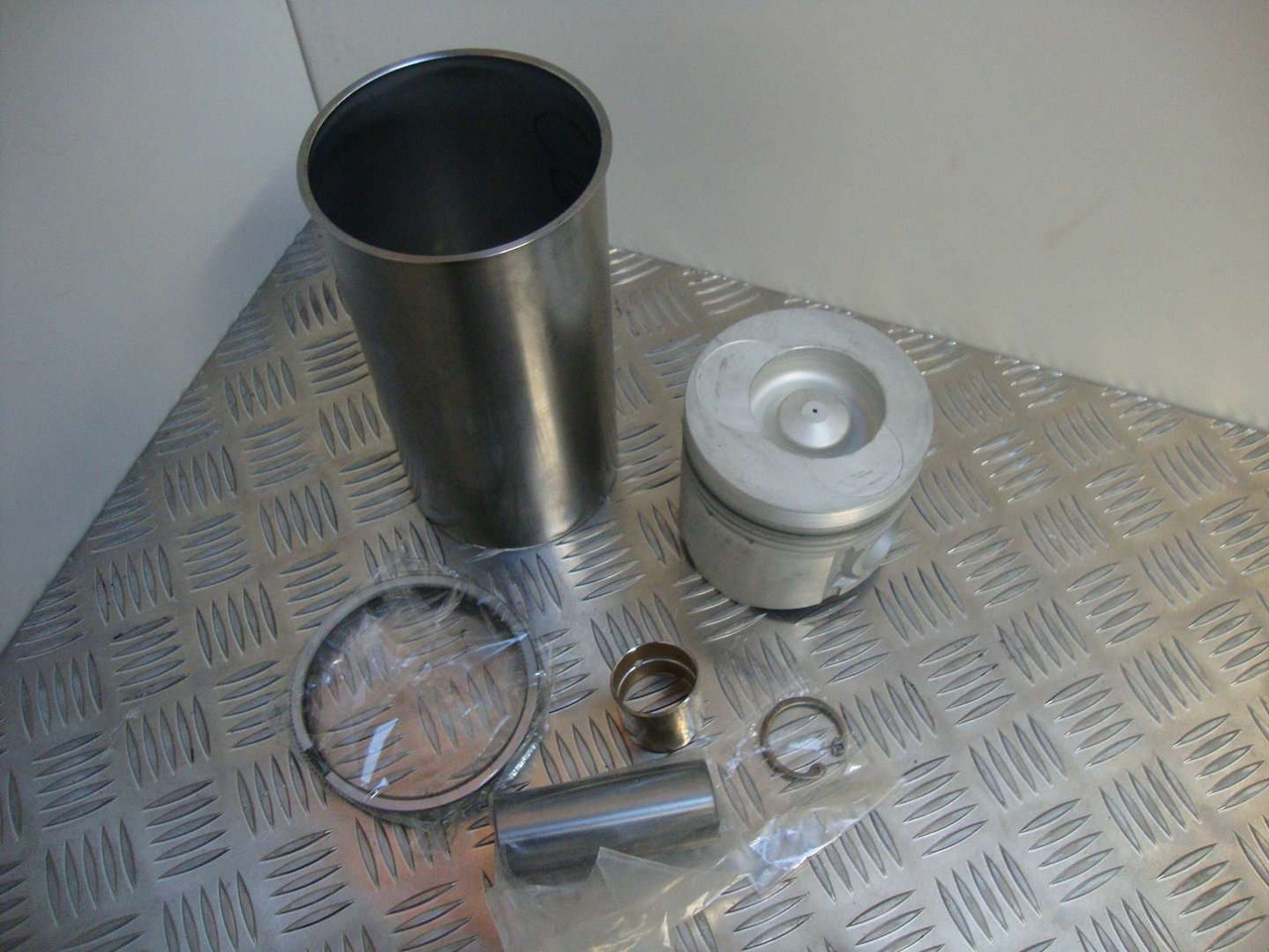 Isuzu 6BG1T Piston Liner kit 02/802338 Engine overhaul kit - Variklis ir dalys - Statybinė technika: foto 1 Isuzu 6BG1T Piston Liner kit 02/802338 Engine overhaul kit - Variklis ir dalys - Statybinė technika: foto 1