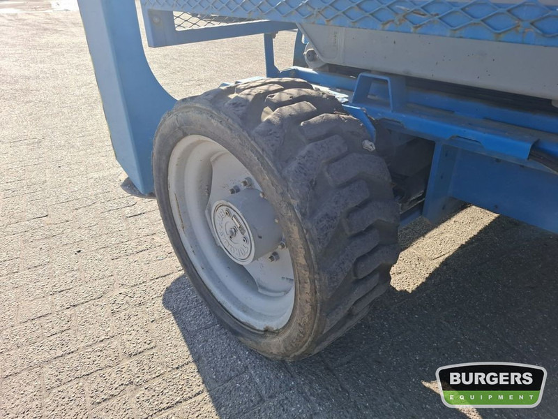 Žirklinis keltuvas Genie GS4390 RT: foto 10
