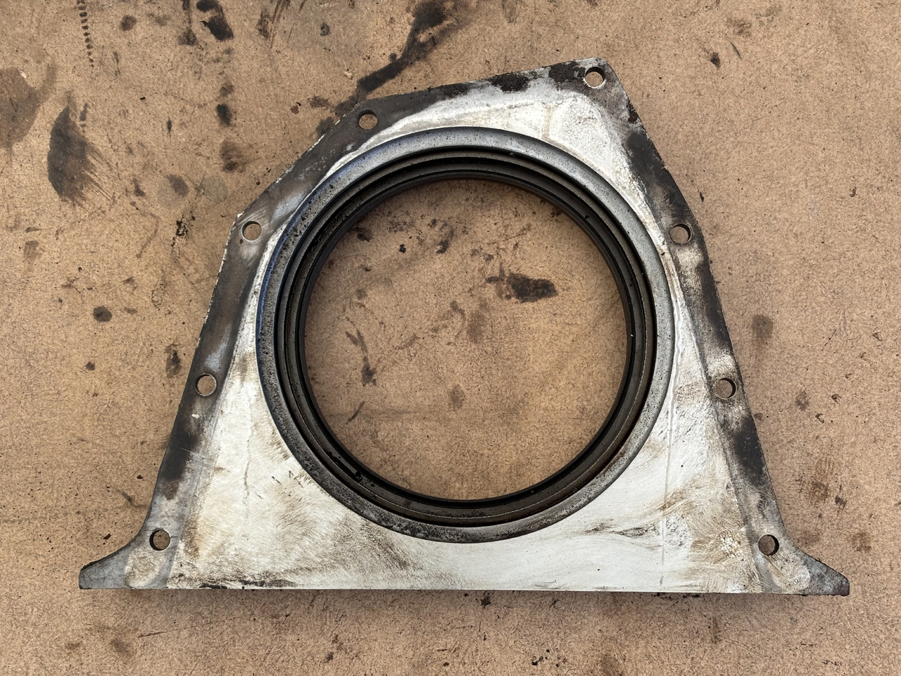 Cummins 8.3 6CT 6CTA 6CTAA Tylna Pokrywa, Obudowa Uszczelniacza Wału Korbowego 3933384 - Variklis ir dalys: foto 3 Cummins 8.3 6CT 6CTA 6CTAA Tylna Pokrywa, Obudowa Uszczelniacza Wału Korbowego 3933384 - Variklis ir dalys: foto 3