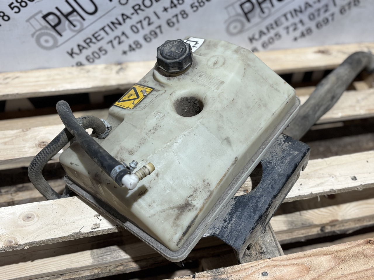 JCB 332/E9125 Zbiornik wyrównawczy płynu chłodniczego - Išsiplėtimo bakelis - Statybinė technika: foto 2 JCB 332/E9125 Zbiornik wyrównawczy płynu chłodniczego - Išsiplėtimo bakelis - Statybinė technika: foto 2