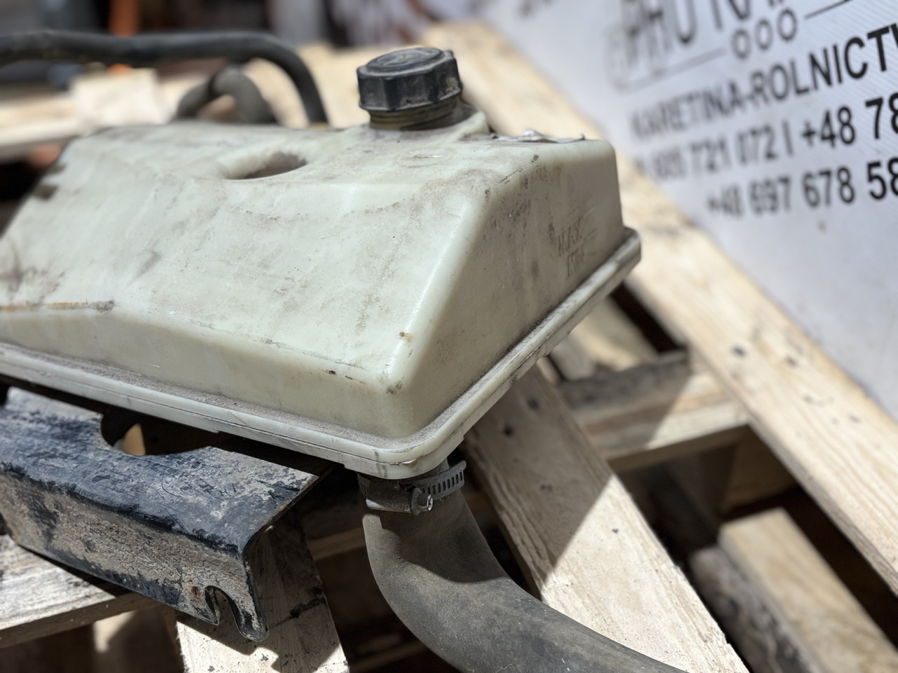 JCB 332/E9125 Zbiornik wyrównawczy płynu chłodniczego - Išsiplėtimo bakelis - Statybinė technika: foto 4 JCB 332/E9125 Zbiornik wyrównawczy płynu chłodniczego - Išsiplėtimo bakelis - Statybinė technika: foto 4