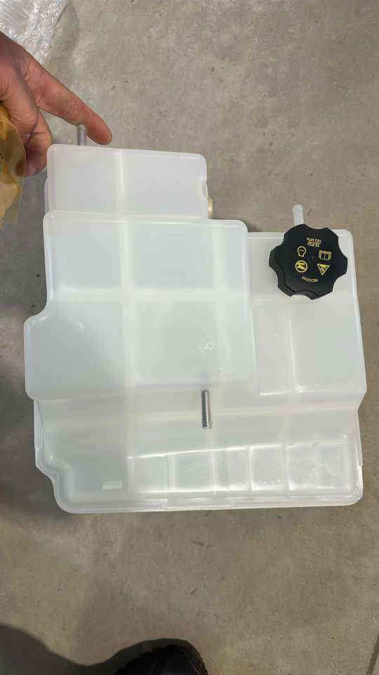 John Deere 7R 7210R 7270R 7230R 7250R 7310R Zbiornik chłodnicy Zbiornik Płynu RE579843 NOWY - Išsiplėtimo bakelis - Žemės ūkio technika: foto 4 John Deere 7R 7210R 7270R 7230R 7250R 7310R Zbiornik chłodnicy Zbiornik Płynu RE579843 NOWY - Išsiplėtimo bakelis - Žemės ūkio technika: foto 4