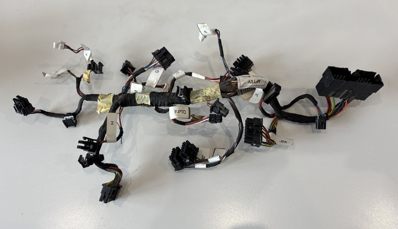 John Deere Wiązka Elektronika Kabli Podłokietnika NGOI MFTC AL222738 - Kabeliai/ Laidai - Žemės ūkio technika: foto 1 John Deere Wiązka Elektronika Kabli Podłokietnika NGOI MFTC AL222738 - Kabeliai/ Laidai - Žemės ūkio technika: foto 1