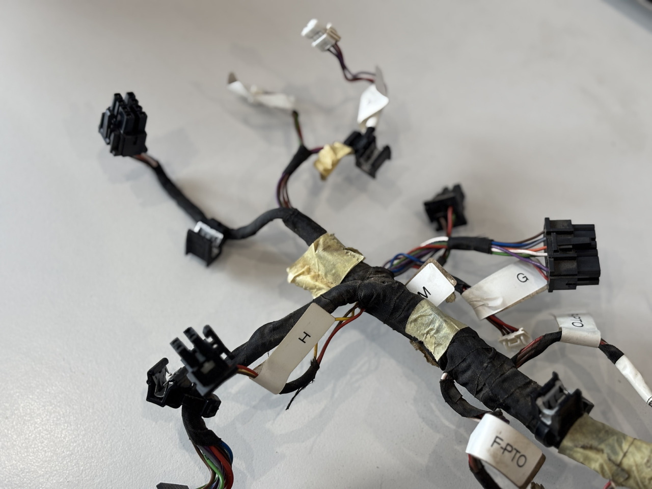 John Deere Wiązka Elektronika Kabli Podłokietnika NGOI MFTC AL222738 - Kabeliai/ Laidai - Žemės ūkio technika: foto 4 John Deere Wiązka Elektronika Kabli Podłokietnika NGOI MFTC AL222738 - Kabeliai/ Laidai - Žemės ūkio technika: foto 4