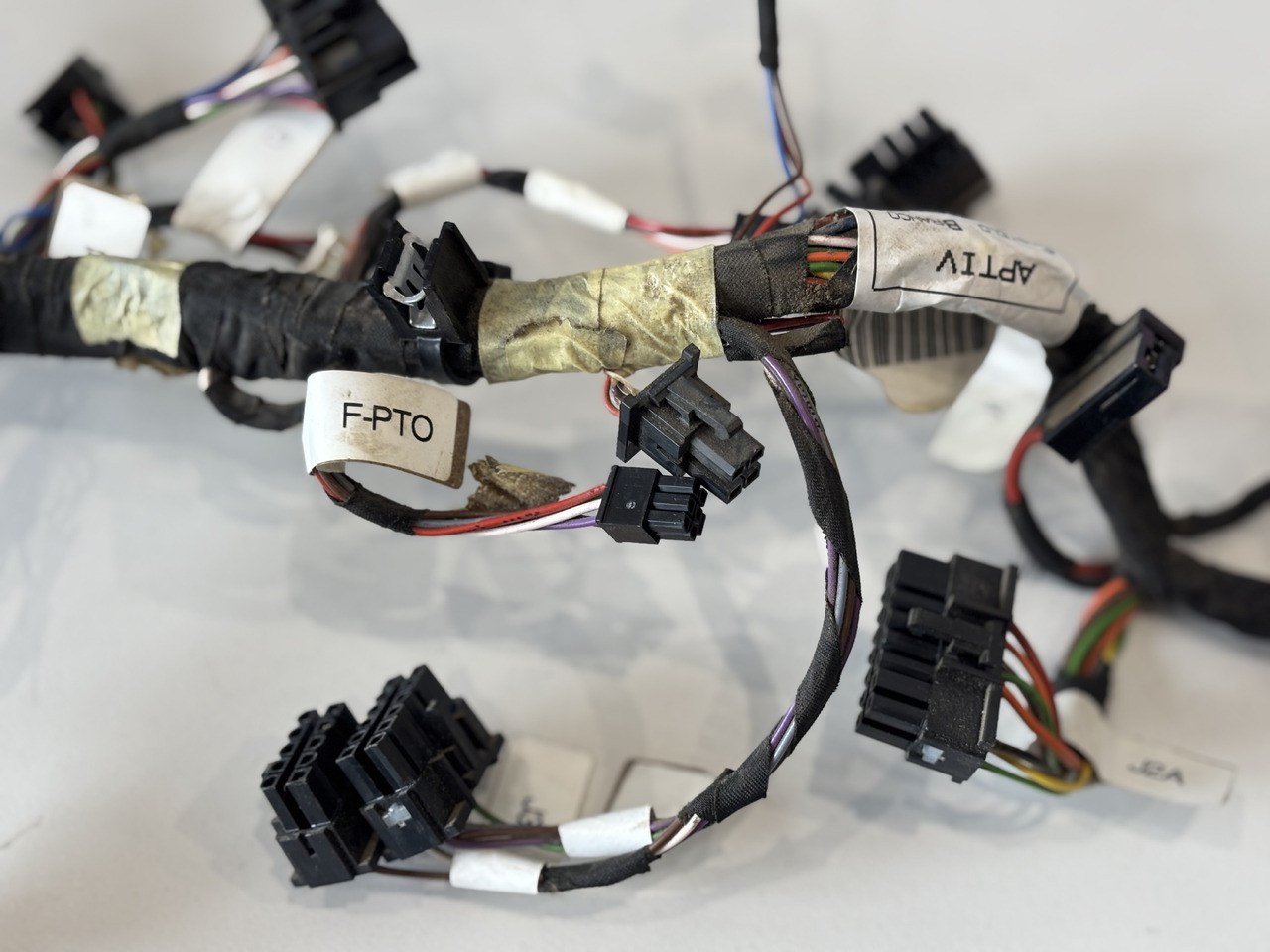 John Deere Wiązka Elektronika Kabli Podłokietnika NGOI MFTC AL222738 - Kabeliai/ Laidai - Žemės ūkio technika: foto 3 John Deere Wiązka Elektronika Kabli Podłokietnika NGOI MFTC AL222738 - Kabeliai/ Laidai - Žemės ūkio technika: foto 3