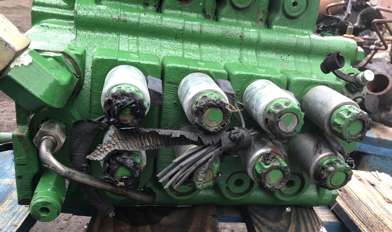 John Deere-rozdzielacz/John Deere 9420 - Hidraulinis vožtuvas - Žemės ūkio technika: foto 2 John Deere-rozdzielacz/John Deere 9420 - Hidraulinis vožtuvas - Žemės ūkio technika: foto 2
