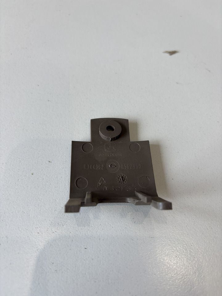 John Deere seria 6000 7000 8000 R - osłona mocowania wyświetlacza R344362 - Kabina ir interjeras - Žemės ūkio technika: foto 2 John Deere seria 6000 7000 8000 R - osłona mocowania wyświetlacza R344362 - Kabina ir interjeras - Žemės ūkio technika: foto 2