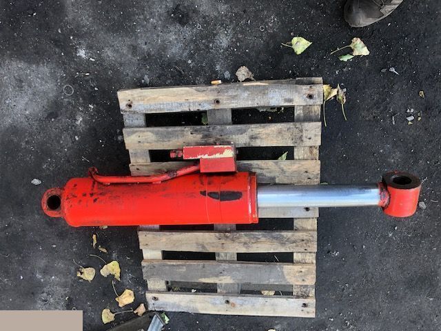 Manitou 524 - Siłownik Wychyłu Łyźki - Hidraulinis cilindras - Žemės ūkio technika: foto 1 Manitou 524 - Siłownik Wychyłu Łyźki - Hidraulinis cilindras - Žemės ūkio technika: foto 1