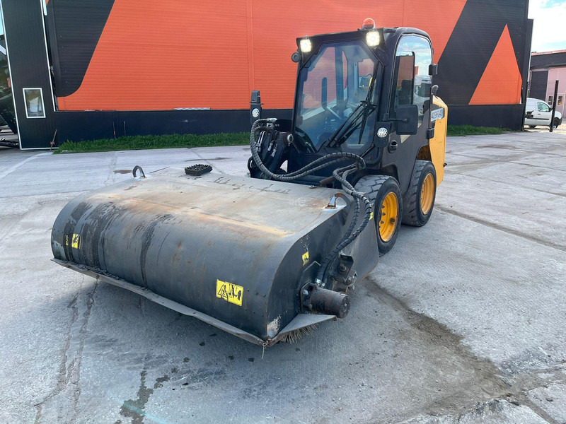 JCB 155 T4 BUCKET & BRUSH - Ratinis krautuvas: foto 2 JCB 155 T4 BUCKET & BRUSH - Ratinis krautuvas: foto 2