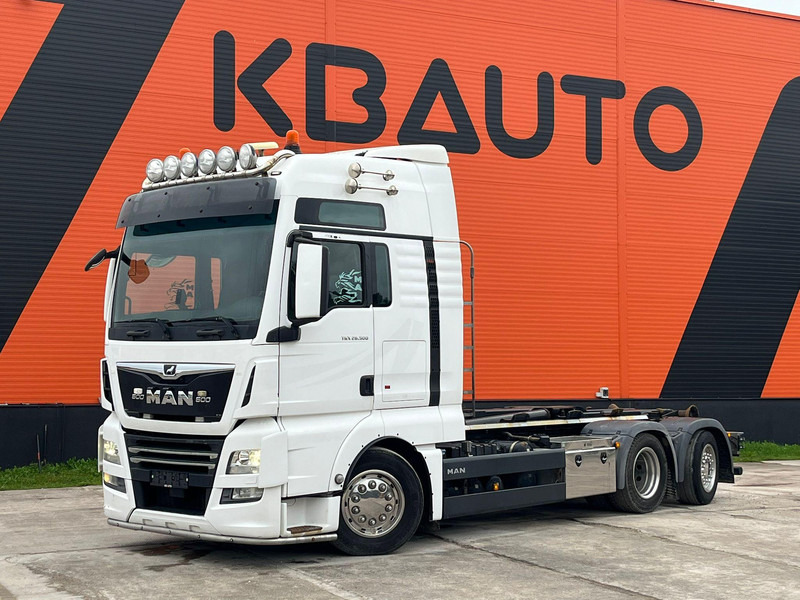 MAN TGX 26.500 6x2*4 HIAB XR 21 ton / CHASSIS L=5300 mm - Hook-lift sunkvežimis: foto 1 MAN TGX 26.500 6x2*4 HIAB XR 21 ton / CHASSIS L=5300 mm - Hook-lift sunkvežimis: foto 1