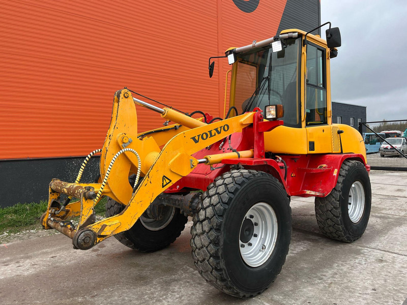 Volvo L 30 B-Z/X 4x4 AC / QUICK COUPLER / BUCKET + FORKS - Ratinis krautuvas: foto 3 Volvo L 30 B-Z/X 4x4 AC / QUICK COUPLER / BUCKET + FORKS - Ratinis krautuvas: foto 3