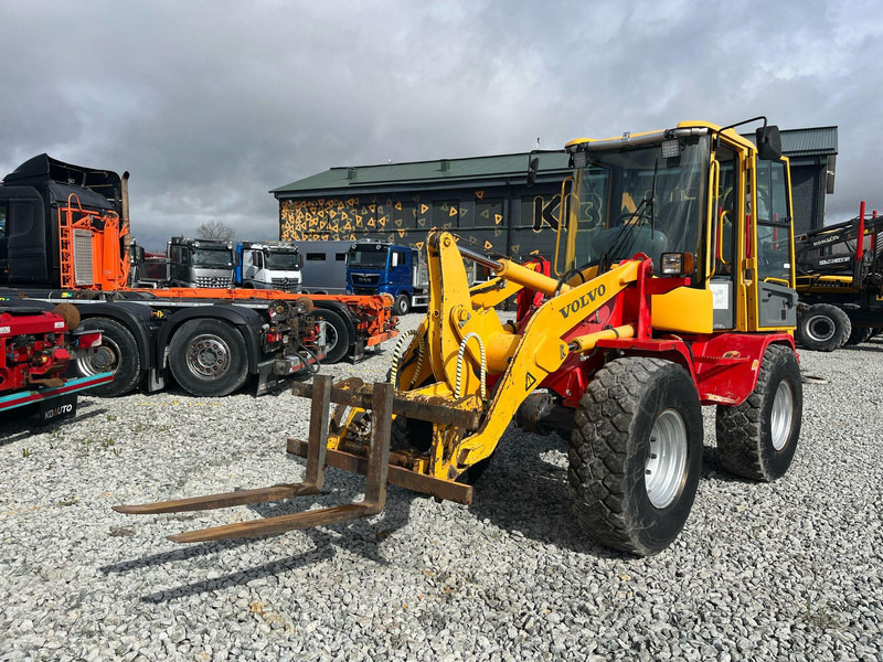 Volvo L 30 B-Z/X 4x4 AC / QUICK COUPLER / BUCKET + FORKS - Ratinis krautuvas: foto 2 Volvo L 30 B-Z/X 4x4 AC / QUICK COUPLER / BUCKET + FORKS - Ratinis krautuvas: foto 2