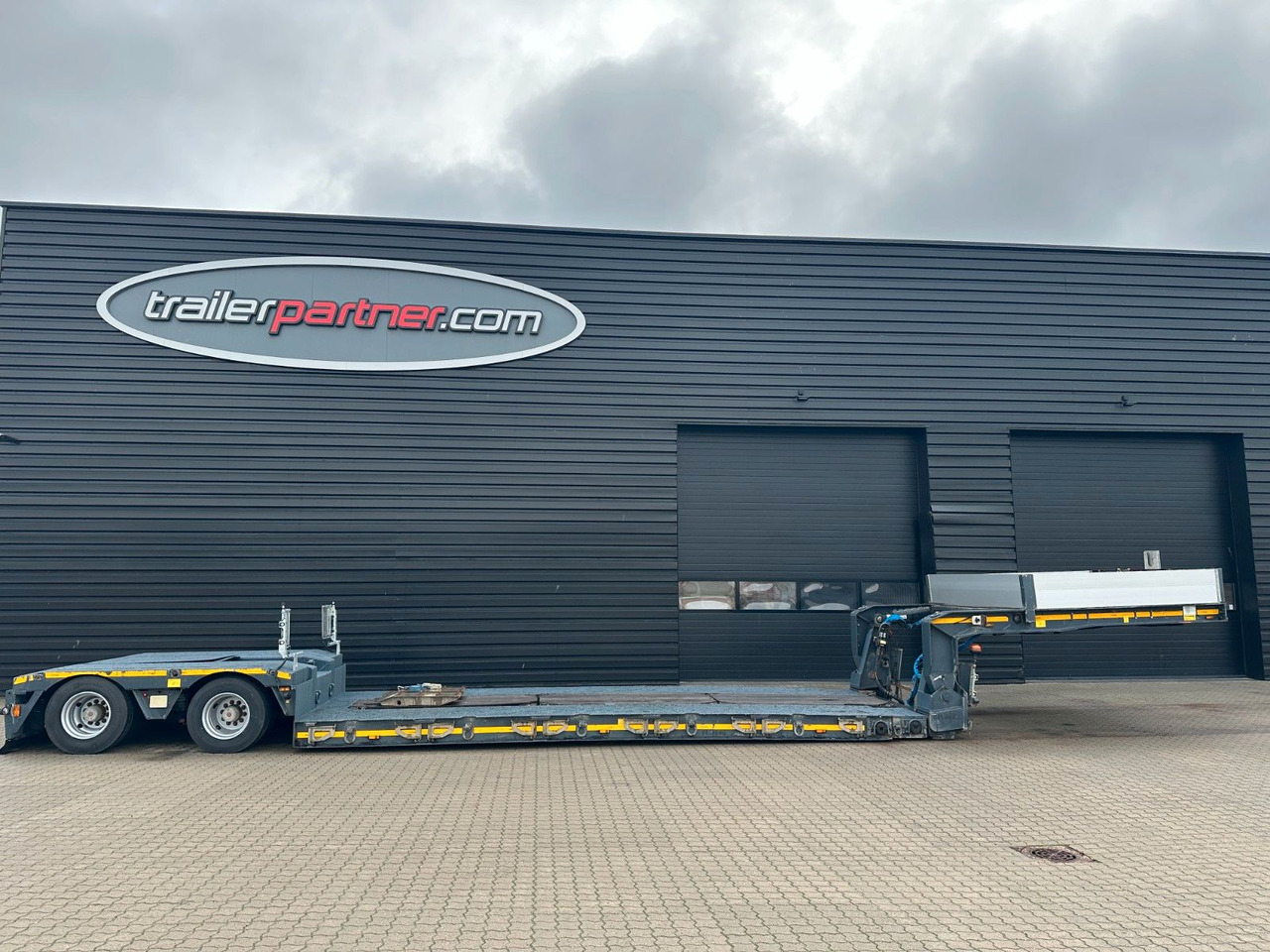 Faymonville 2 achs tiefbett / 2 x ausziehbar / 17.450 mm Faymonville 2 achs tiefbett / 2 x ausziehbar / 17.450 mm - Žemo profilio platforma puspriekabė: foto 3 Faymonville 2 achs tiefbett / 2 x ausziehbar / 17.450 mm Faymonville 2 achs tiefbett / 2 x ausziehbar / 17.450 mm - Žemo profilio platforma puspriekabė: foto 3