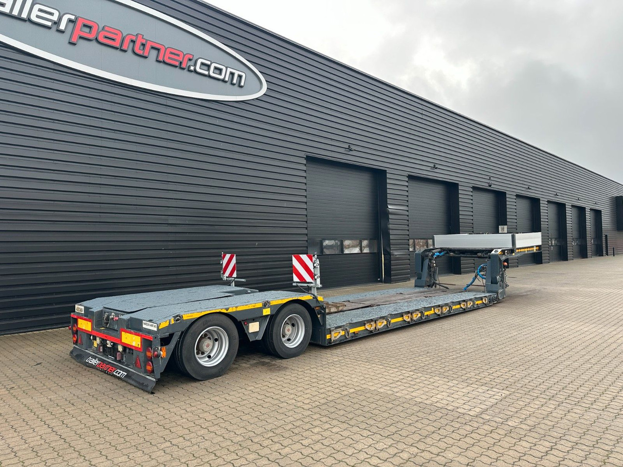 Faymonville 2 achs tiefbett / 2 x ausziehbar / 17.450 mm Faymonville 2 achs tiefbett / 2 x ausziehbar / 17.450 mm - Žemo profilio platforma puspriekabė: foto 4 Faymonville 2 achs tiefbett / 2 x ausziehbar / 17.450 mm Faymonville 2 achs tiefbett / 2 x ausziehbar / 17.450 mm - Žemo profilio platforma puspriekabė: foto 4