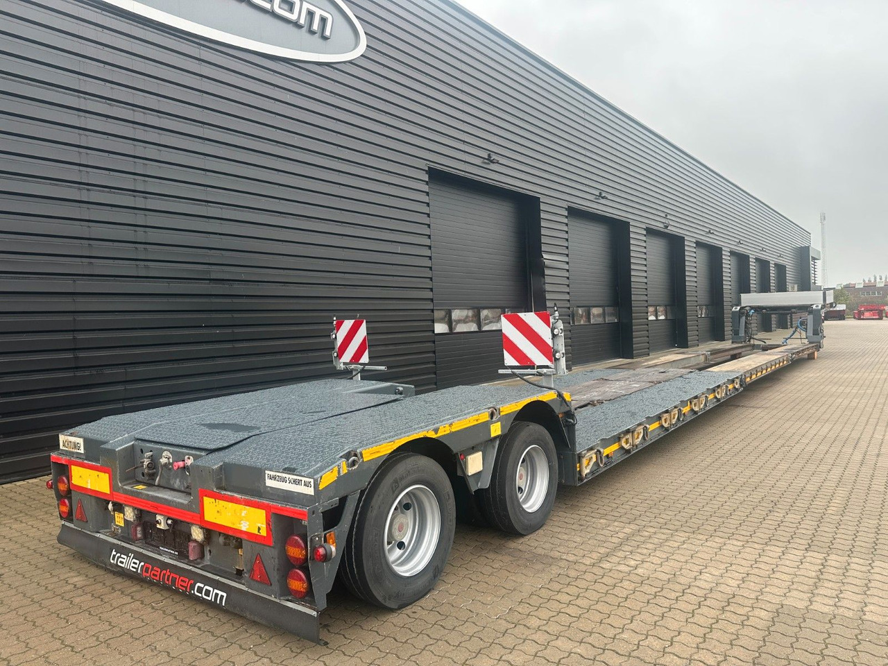 Faymonville 2 achs tiefbett / 2 x ausziehbar / 17.450 mm Faymonville 2 achs tiefbett / 2 x ausziehbar / 17.450 mm - Žemo profilio platforma puspriekabė: foto 2 Faymonville 2 achs tiefbett / 2 x ausziehbar / 17.450 mm Faymonville 2 achs tiefbett / 2 x ausziehbar / 17.450 mm - Žemo profilio platforma puspriekabė: foto 2