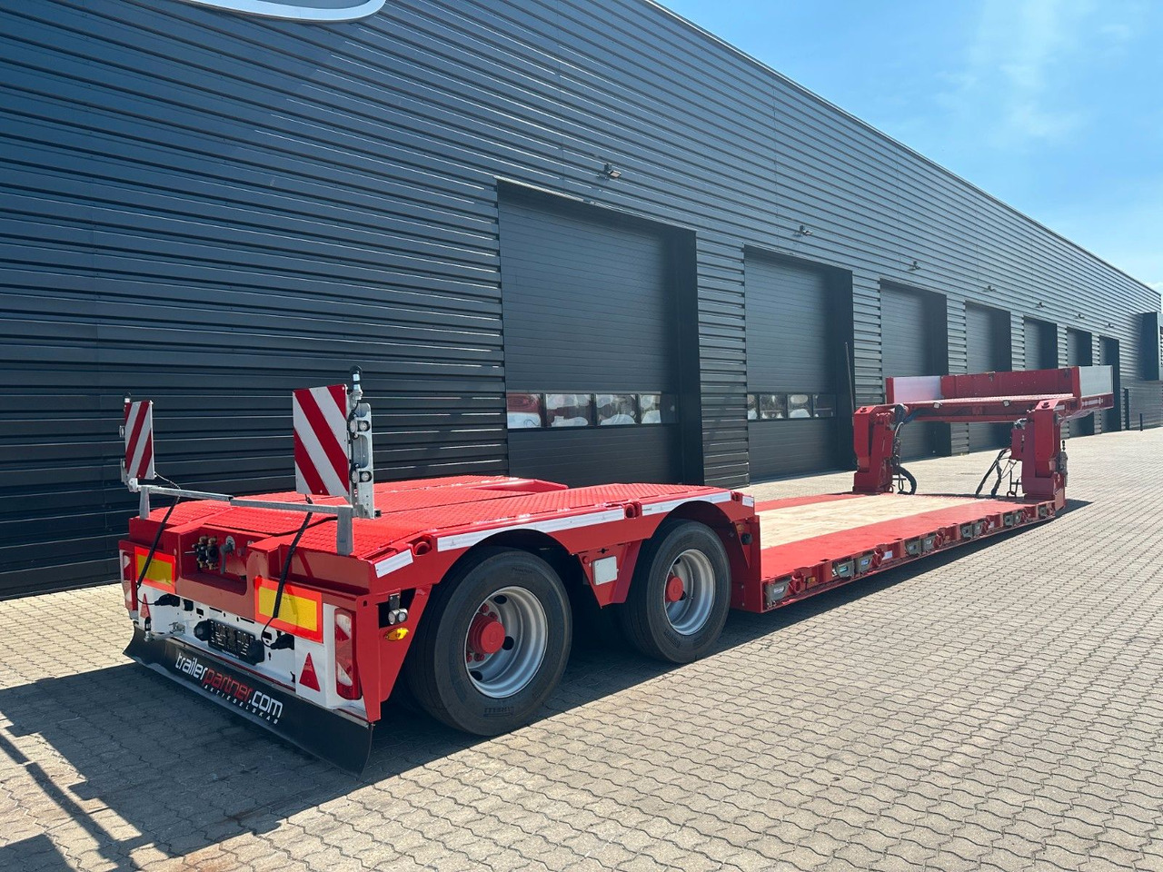 Faymonville Megamax 2 achs tiefbett / Neu Lackiert Faymonville Megamax 2 achs tiefbett / Neu Lackiert - Žemo profilio platforma puspriekabė: foto 2 Faymonville Megamax 2 achs tiefbett / Neu Lackiert Faymonville Megamax 2 achs tiefbett / Neu Lackiert - Žemo profilio platforma puspriekabė: foto 2