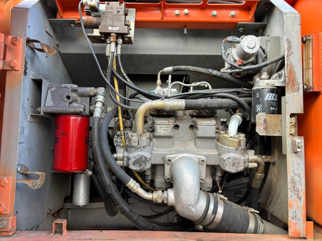 Hitachi ZX210 -- 6 cylinder isuzu -- manual engine! - Vikšrinis ekskavatorius: foto 5 Hitachi ZX210 -- 6 cylinder isuzu -- manual engine! - Vikšrinis ekskavatorius: foto 5