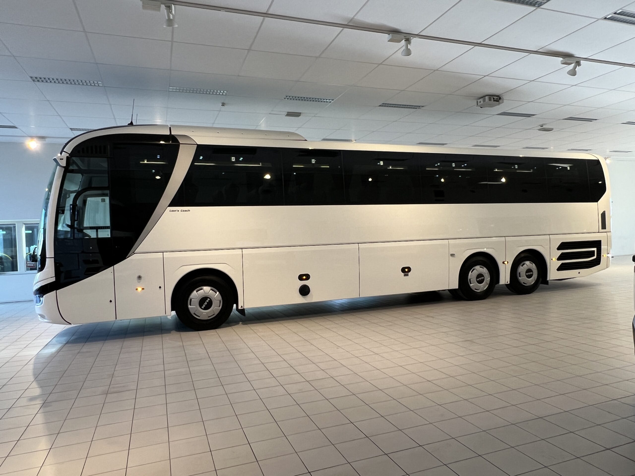 MAN Lions Coach R08 Euro 6E (Dark Edition) - Turistinis autobusas: foto 4 MAN Lions Coach R08 Euro 6E (Dark Edition) - Turistinis autobusas: foto 4